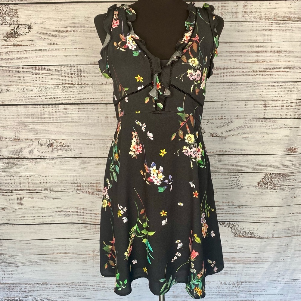WILLOW & CLAY Black Floral Ruffled V Neck Dress